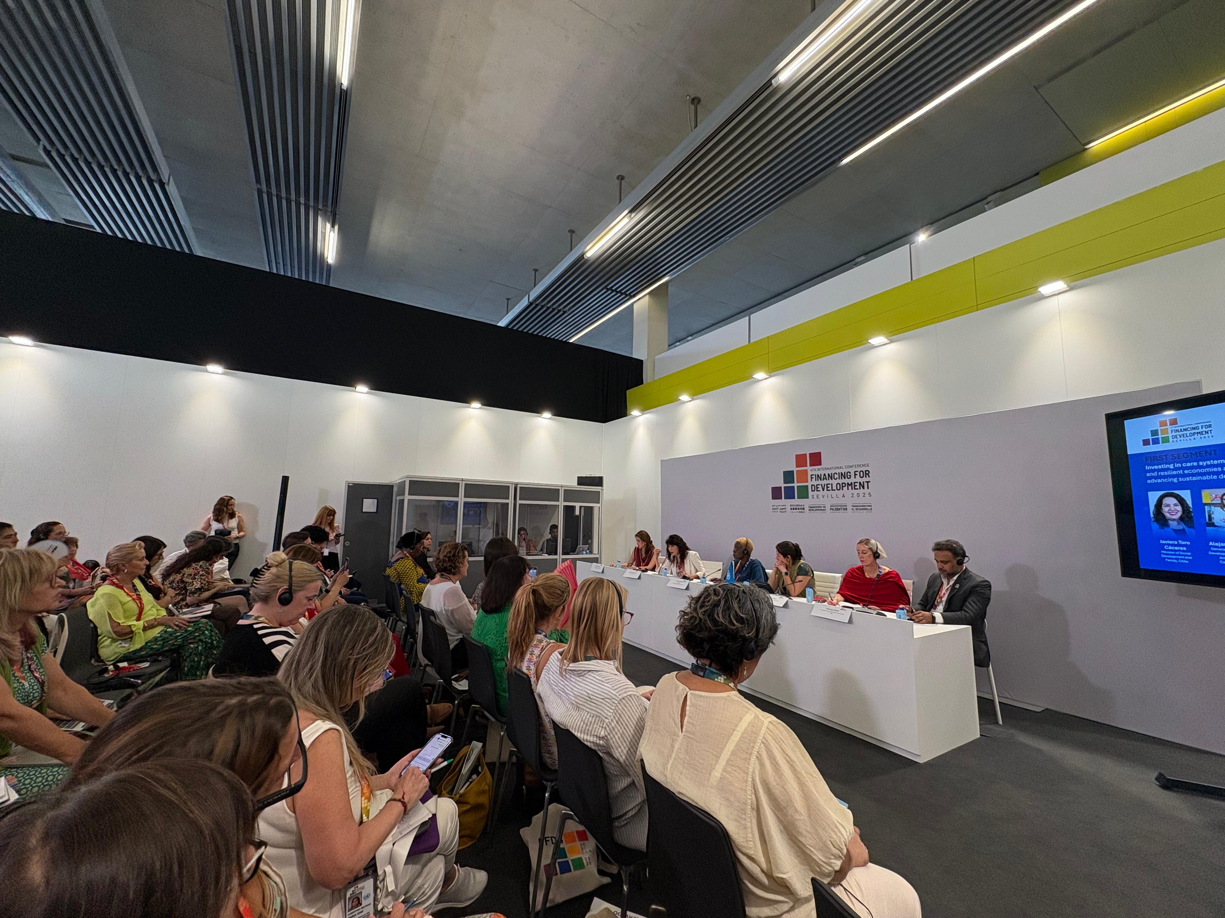 Pie de foto: Evento paralelo en el Palacio de Congresos FIBES, “Financiación de los sistemas de cuidados para la igualdad de género y la prosperidad económica: un enfoque multiactor” 